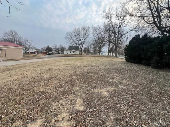 215 Ste Genevieve Dr, Sainte Genevieve, MO 63670