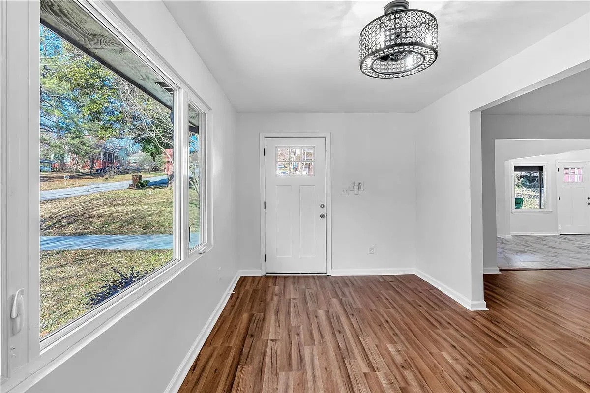 2142 Cloverdale dr - 1 — Photo 4