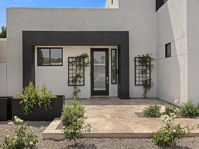 4533 E Devonshire Ave — Photo 2