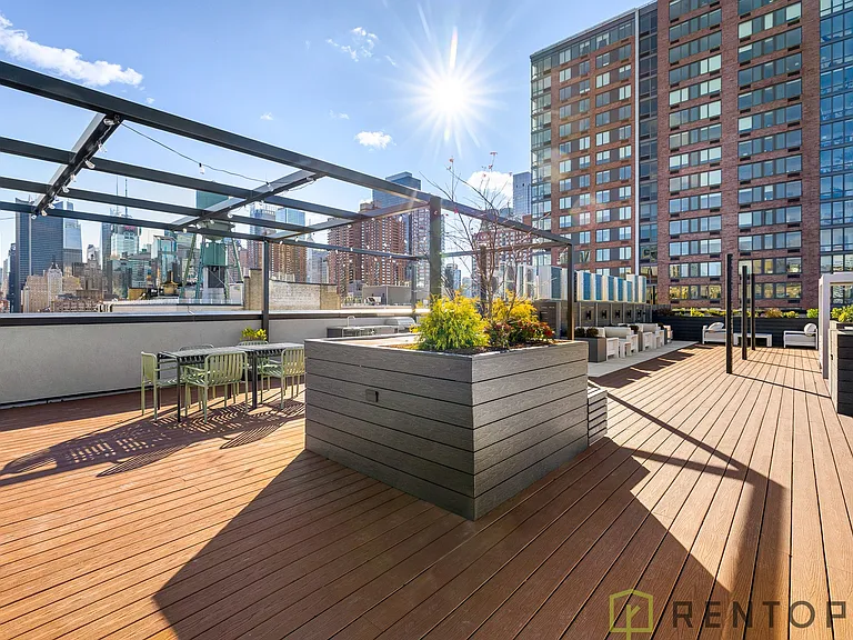 555 W 45th St #701D — Photo 63
