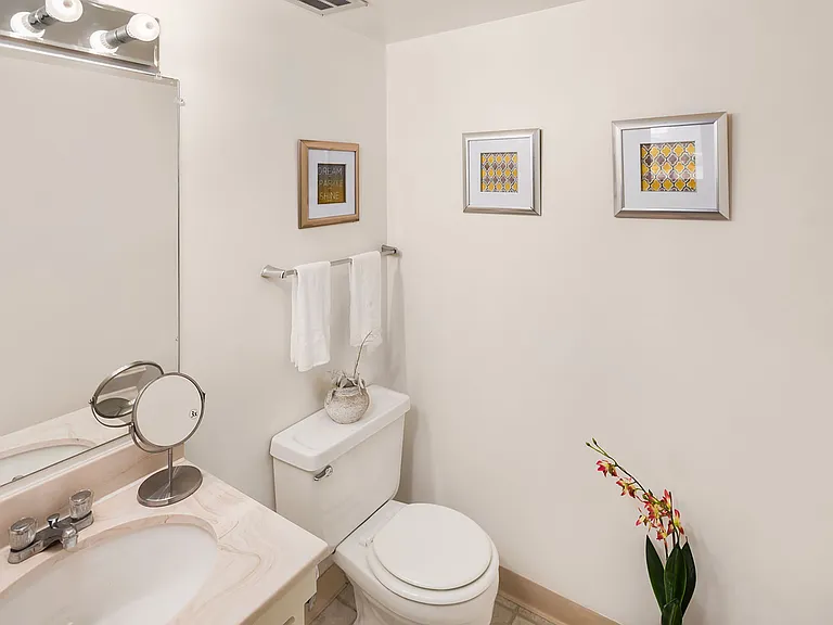Regency Park Apartments — Photo 11