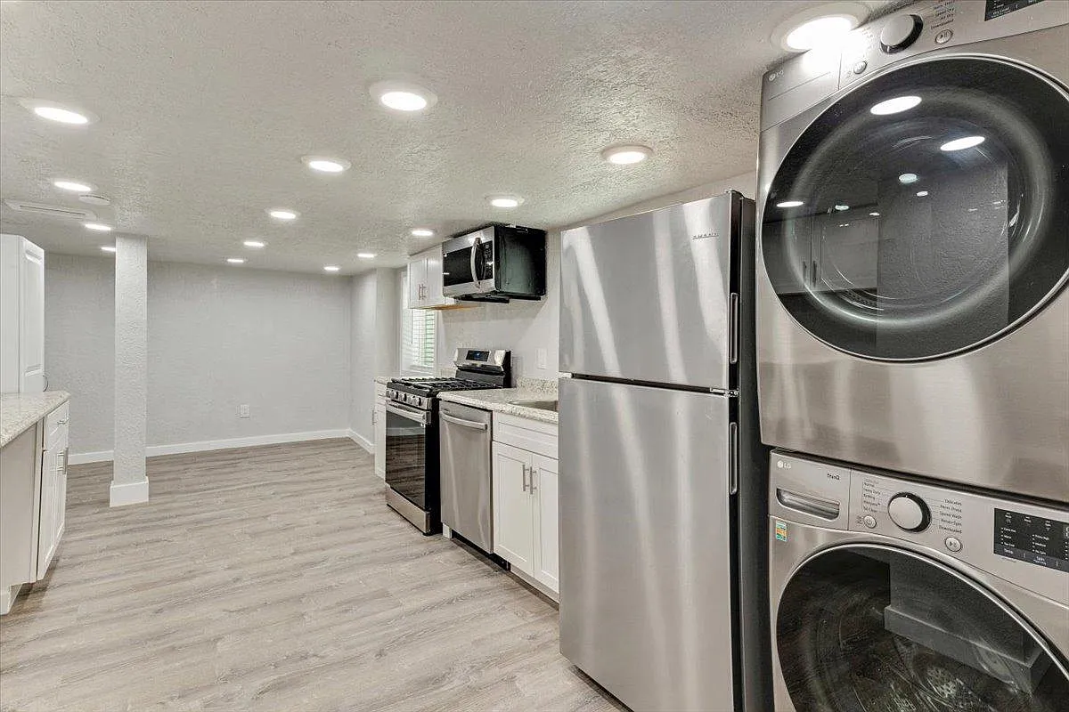 672 S 200 W — Photo 3