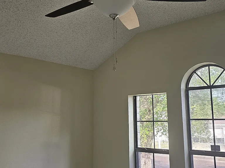 404 Saint Thomas Dr — Photo 1