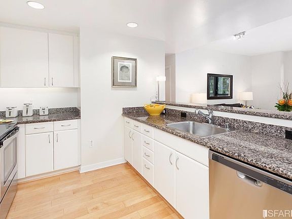 4th image of 250 King St Unit 474