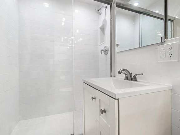 5th image of 301 E 40th St #12G