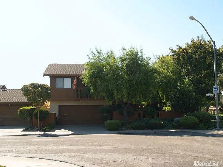 1900 Yellow Oak Dr photo 1
