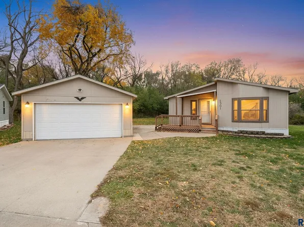 1301 E Iris Pl, Sioux Falls, SD 57103