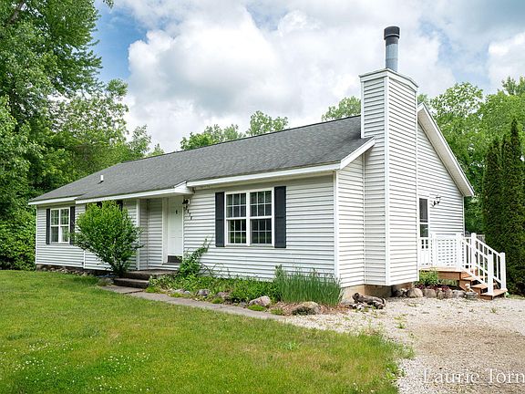 3rd image of 2670 Grand River Dr NE