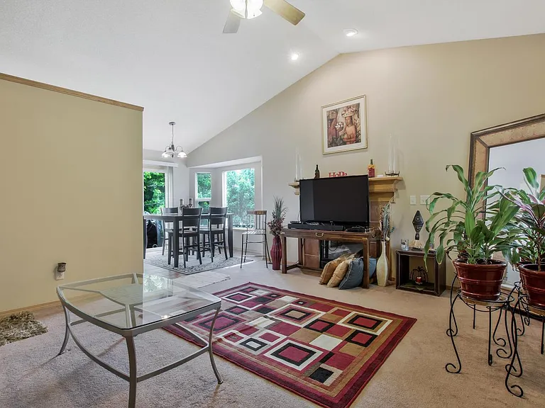 2314 N Shefford Cir — Photo 2