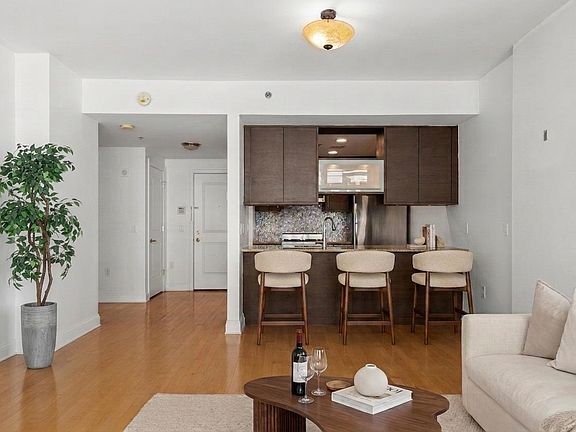 2nd image of 10 Regent St APT 415
