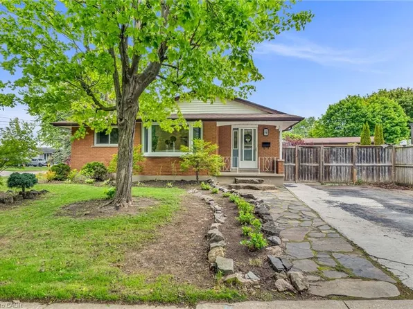 4 Blackbird Cres, Guelph, ON N1E 3K5