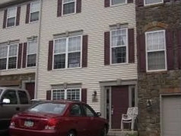 2711 Hunt Club Dr, York, PA 17402