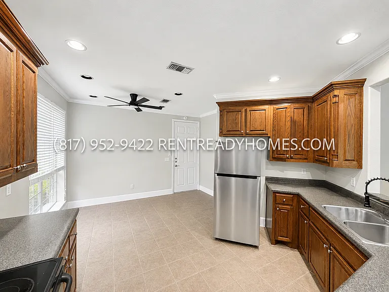 4901 Lakeside Dr — Photo 6