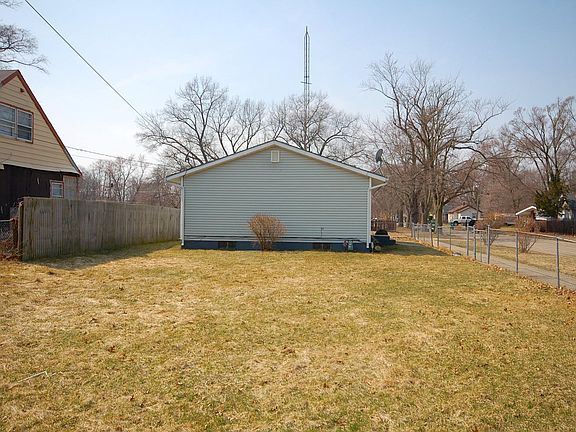 3rd image of 888 E High St