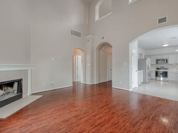 211 Hanstrom Dr, Hutto, TX 78634