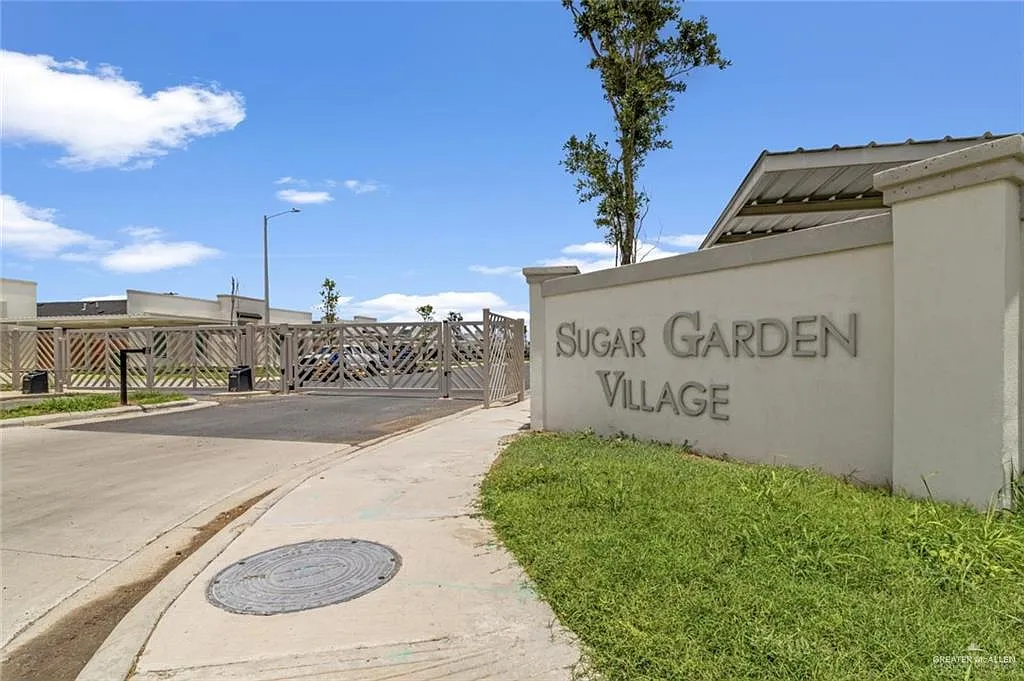 3 bed, 2.0 bath, 1064 sqft, $1,200 — Photo 2