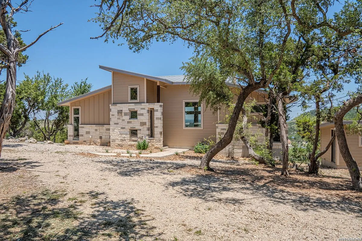 4 bed, 2.0 bath, 2125 sqft, $3,900 — Photo 4