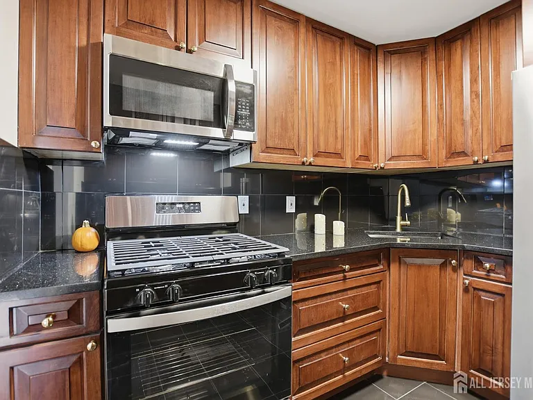 71 College Dr — Photo 2