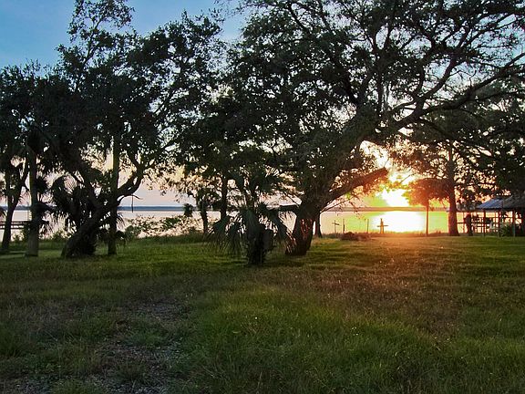 4th image of 98 River Dr