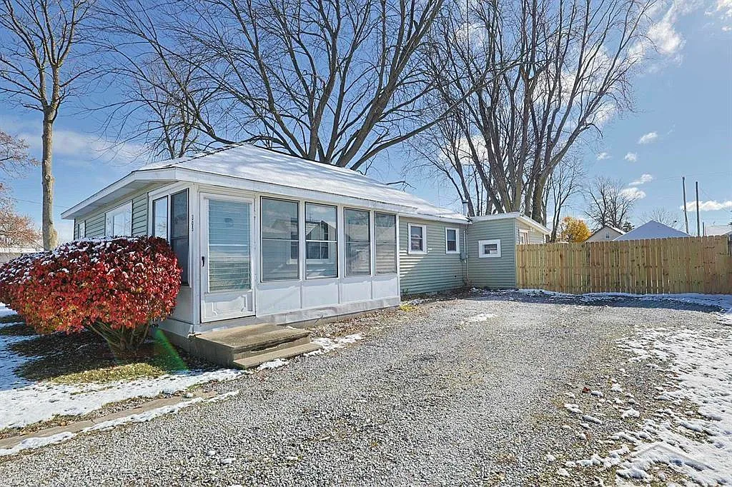 305 W Benjamin St photo 1