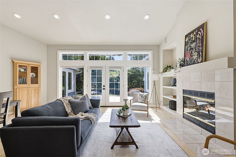 3rd image of 612 Rainier Lane