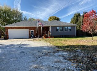 662 N Main St, Palmyra, IL 62674