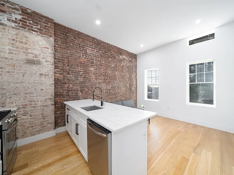 27 Corbin Ave #6 — Photo 4