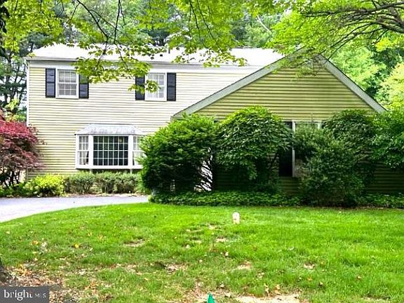 2nd image of 915 Pickering Dr