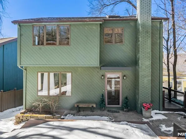 567 W Shore Rd, Hewitt, NJ 07421