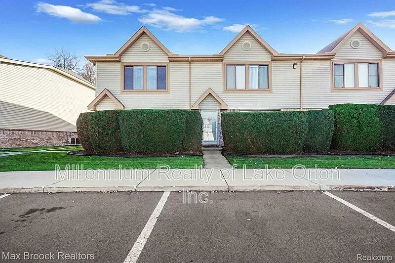 2 bed, 1.5 bath, 1120 sqft, $1,400 — Photo 2