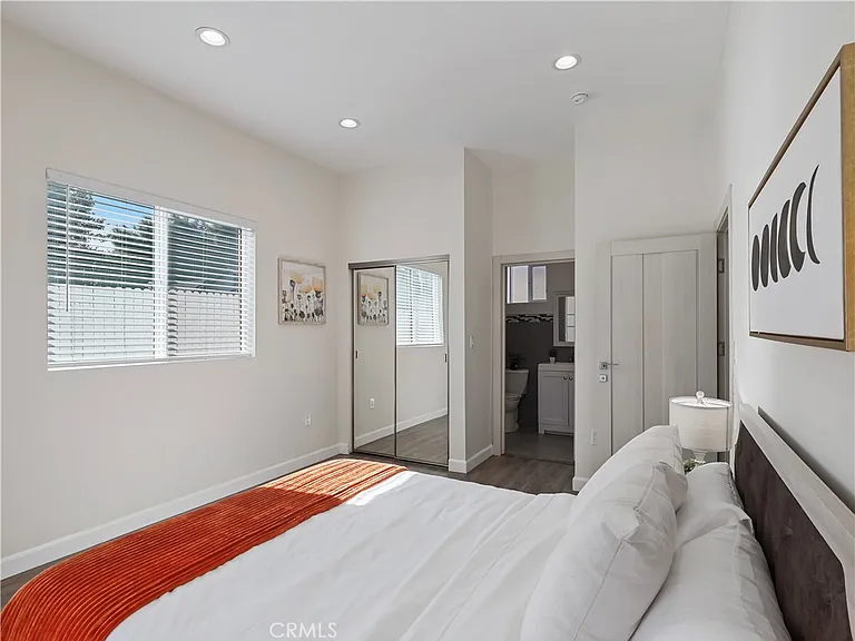 15803 Chatsworth St — Photo 19