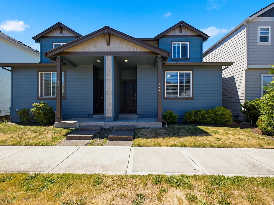 744 NE 138th Pl