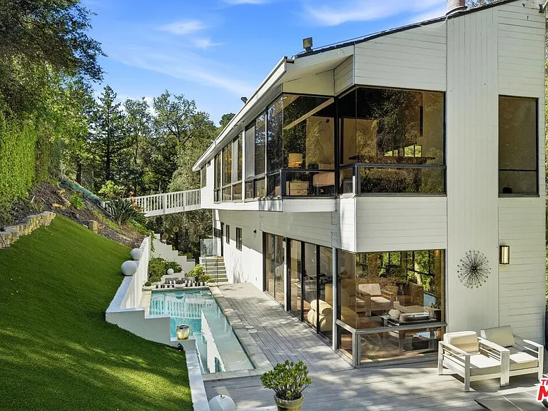 2350 Benedict Canyon Dr — Photo 37
