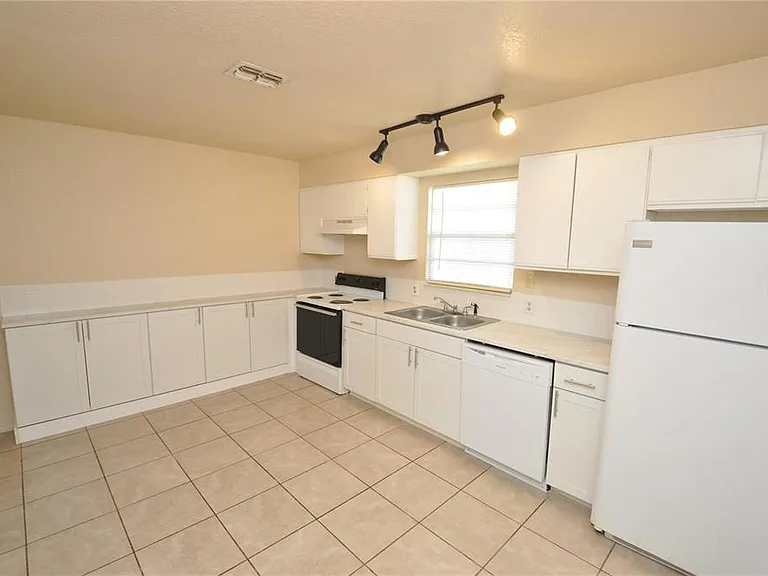 1743 Avenue C NE — Photo 7