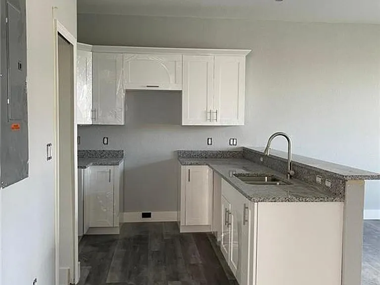 275 SW 4th St #220 — Photo 7