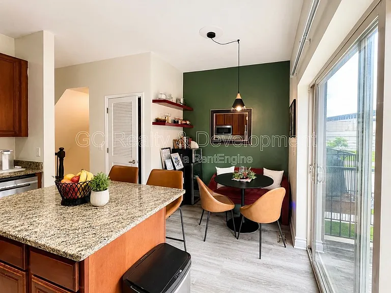 2503 S Calumet Ave — Photo 10