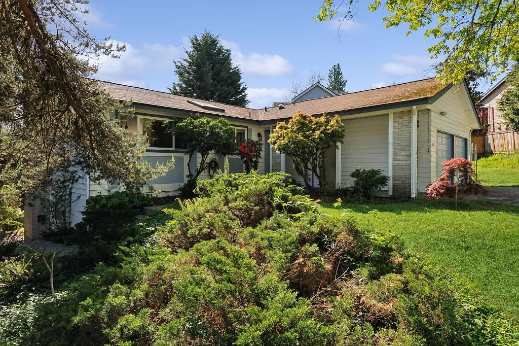 Charming retreat in the heart of Redmond - 4 bedrooms + den — Photo 4