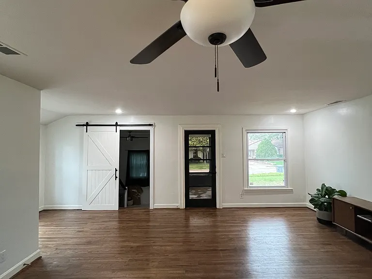 1826 Ferndale Ave — Photo 3
