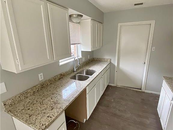 3rd image of 2201 Meadowglen Dr