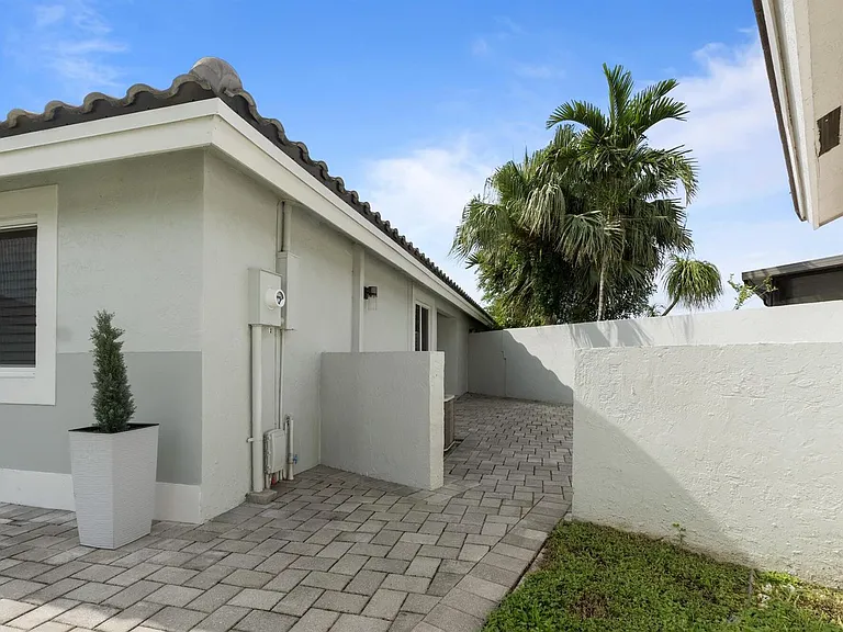 15037 Brighton Ln — Photo 4