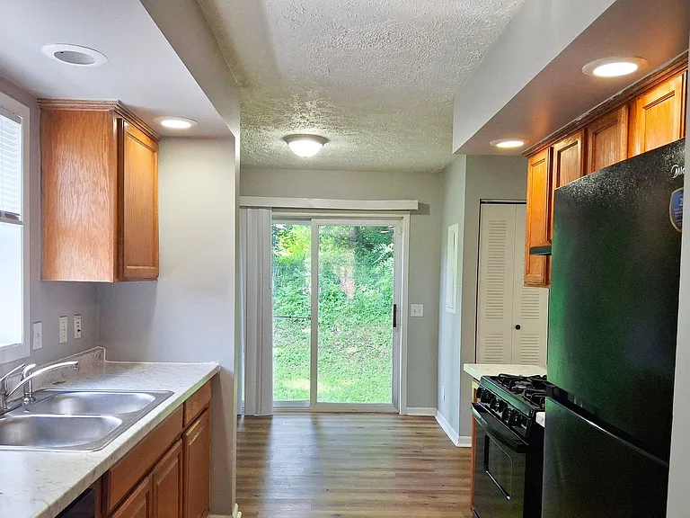 127 E Mulberry St — Photo 3