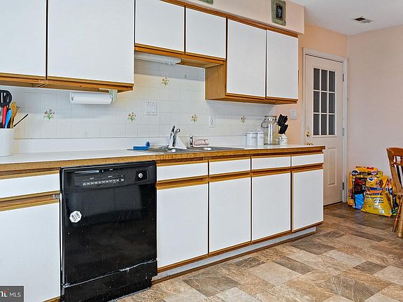 5th image of 516 N Hitt Ct
