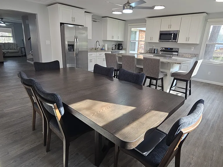 Kitchen table has 8 seats + kitchen island has 4 seats