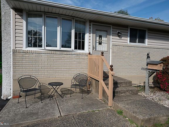 3rd image of 102 Tuscany Rd