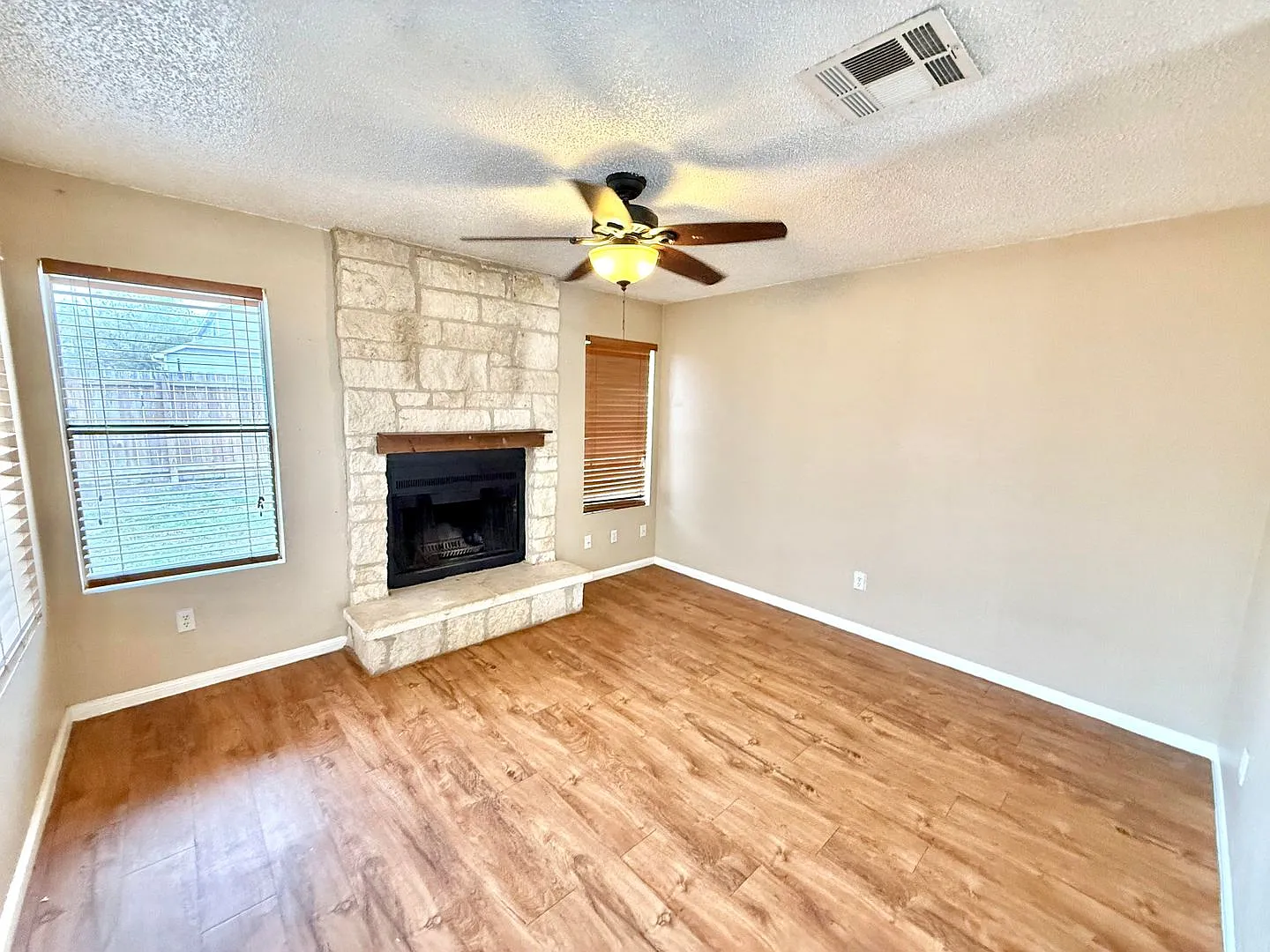 Townhome for Lease in North Austin! — Photo 2