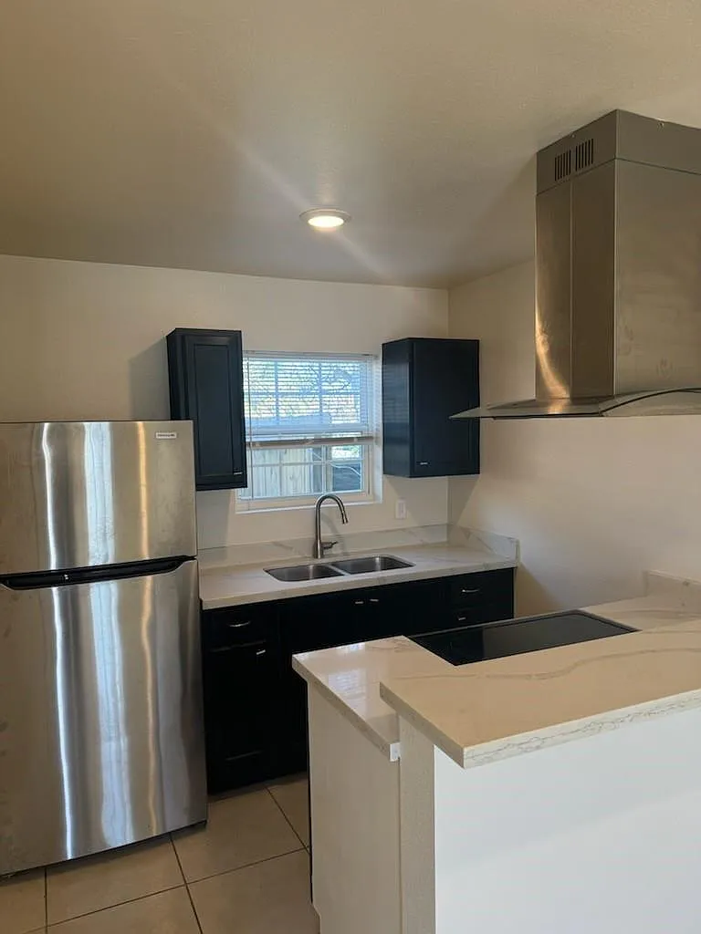 2 bed, 1.0 bath, 800 sqft, $1,250 — Photo 1
