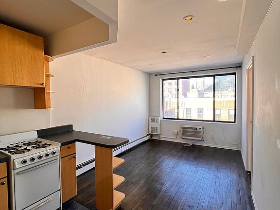 3rd image of 530 W 47th St Penthouse D