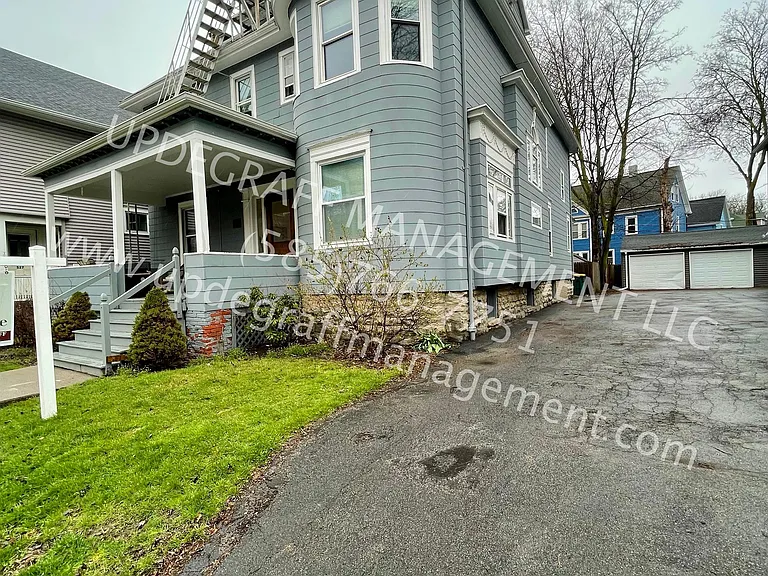 521 Oxford St — Photo 11