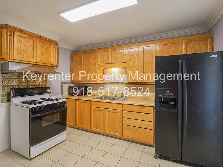 5330 W 2nd St — Photo 8