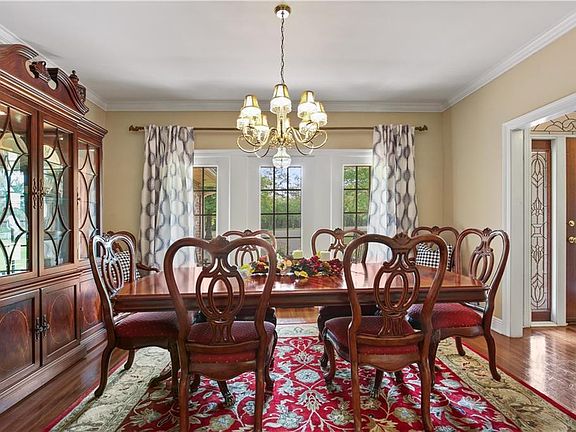 5th image of 102 Churchill Downs Dr